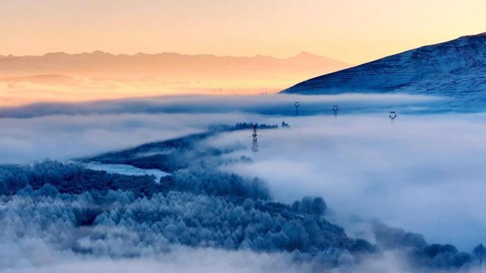 青海門源現山黛霽雪水畔霧凇美景