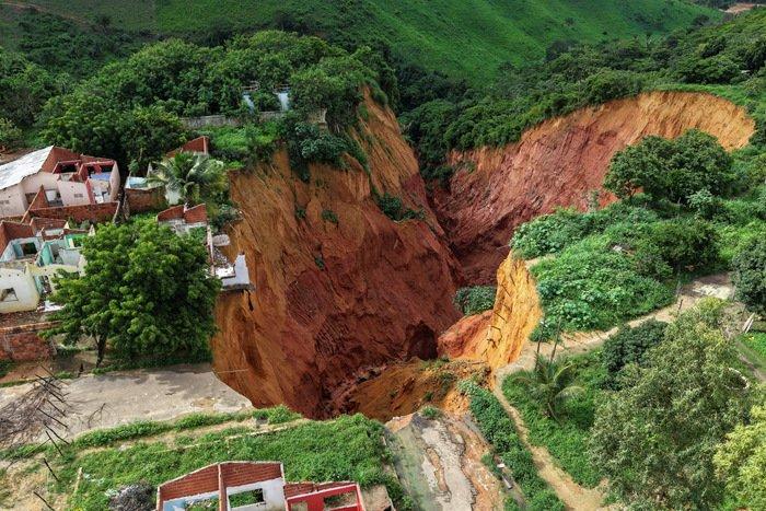 巴西馬拉尼昂州一小鎮地面現巨大陷坑
