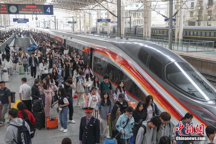 中國鐵路迎清明小長假返程客流高峰