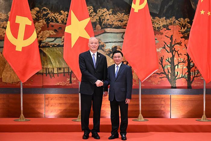 蔡奇同越共中央政治局委員、中央書記處常務(wù)書記陳錦繡舉行會談