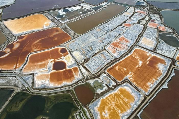 山西運城七彩鹽湖色彩斑斕