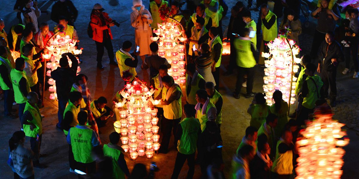 福建閩西：芷溪游花燈——“紙做燈、油點(diǎn)燈、紙包火”