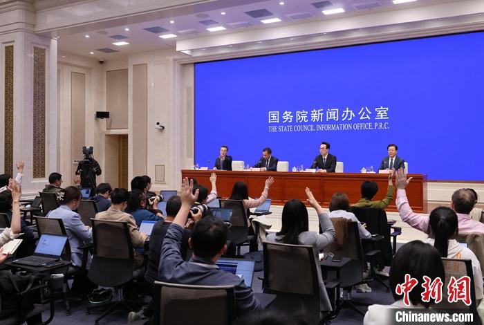 4月17日,中國國務院新聞辦公室在北京舉行新聞發布會,國家發展改革委副主任劉蘇社,副秘書長、國民經濟綜合司司長袁達,政策研究室主任金賢東解讀宏觀經濟形勢和政策,并答記者問。 <a target='_blank' href='/'>中新社</a>記者 楊可佳 攝 4月17日,中國國務院新聞辦公室在北京舉行新聞發布會,國家發展改革委副主任劉蘇社,副秘書長、國民經濟綜合司司長袁達,政策研究室主任金賢東解讀宏觀經濟形勢和政策,并答記者問。 <a target='_blank' href='/'>中新社</a>記者 楊可佳 攝