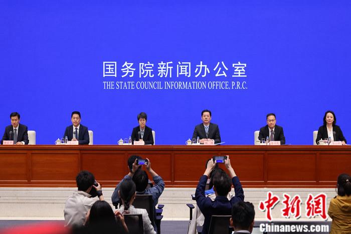 4月19日，中國國務院新聞辦公室在北京舉行新聞發布會，商務部副部長郭婷婷、商務部綜合司司長楊濤、市場運行和消費促進司司長徐興鋒、對外貿易司司長李興乾、外國投資管理司負責人吉小楓介紹2024年一季度商務運行及工作情況，并答記者問。 <a target='_blank' href='/'>中新社</a>記者 楊可佳 攝 