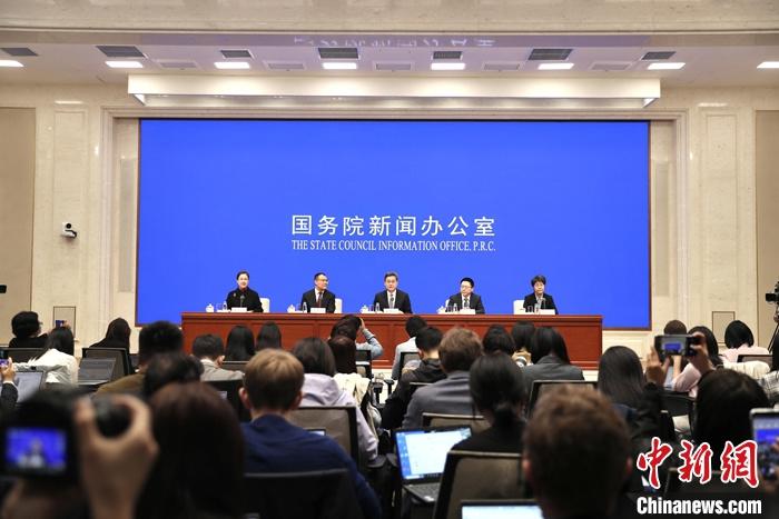 10月12日,中國國務(wù)院新聞辦公室在北京舉行新聞發(fā)布會(huì),財(cái)政部部長藍(lán)佛安、財(cái)政部副部長廖岷、財(cái)政部副部長王東偉、財(cái)政部副部長郭婷婷介紹“加大財(cái)政政策逆周期調(diào)節(jié)力度、推動(dòng)經(jīng)濟(jì)高質(zhì)量發(fā)展”有關(guān)情況,并答記者問。 <a target='_blank' href='/'>中新社</a>記者 王紫儒 攝
10月12日,中國國務(wù)院新聞辦公室在北京舉行新聞發(fā)布會(huì),財(cái)政部部長藍(lán)佛安、財(cái)政部副部長廖岷、財(cái)政部副部長王東偉、財(cái)政部副部長郭婷婷介紹“加大財(cái)政政策逆周期調(diào)節(jié)力度、推動(dòng)經(jīng)濟(jì)高質(zhì)量發(fā)展”有關(guān)情況,并答記者問。 <a target='_blank' href='/'>中新社</a>記者 王紫儒 攝