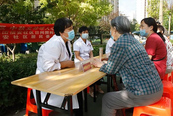 河北滄州“醫院進社區”活動服務老年人