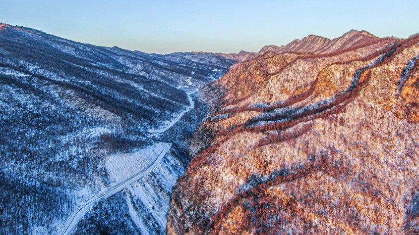 湖北神農架半山白雪半山金輝
